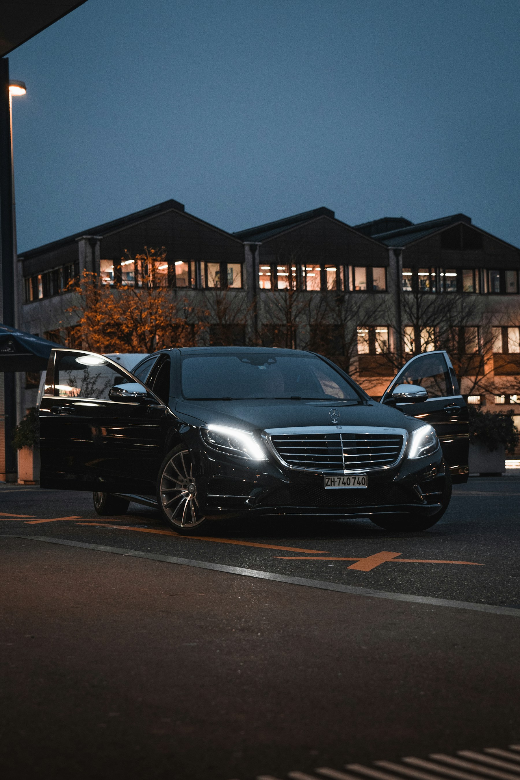Elegantes Fahrzeug bei Nacht